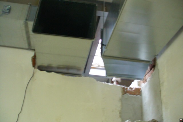 41-otevření střechny pro nové potrubí VZT u kuchyně.jpg